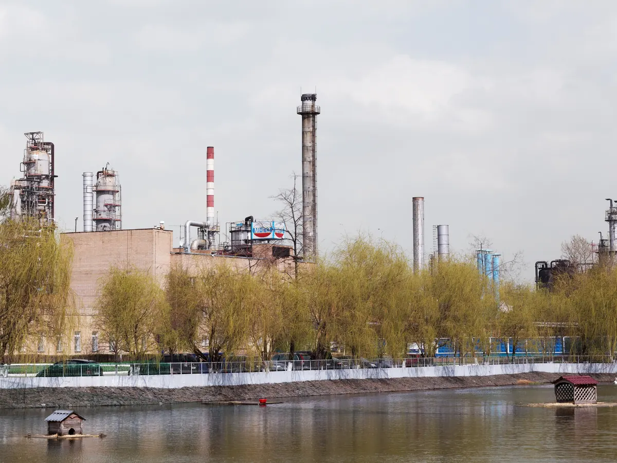 Refinería junto a un cuerpo de agua