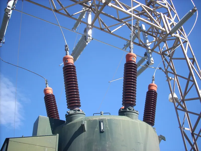Aisladores de un transformador en una subestación eléctrica